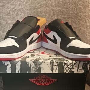AIR JORDAN 1 LOW SE WHITE/BLACK -VARSITY RED